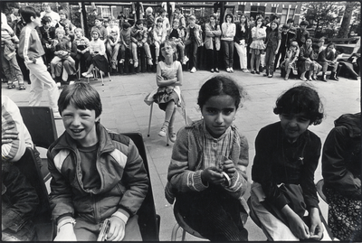 350094 Afbeelding van een groep kinderen tijdens de viering van Bevrijdingsdag op het Bankaplein te Utrecht.